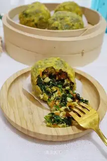 Steaming spinach corn