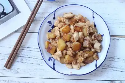 Dry-burned potatoes and chicken