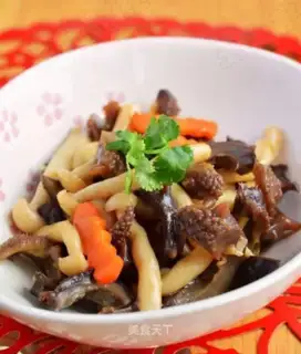 White mushrooms with sea cucumber