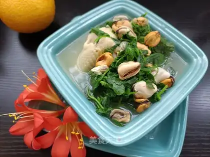 A mussels-peased chicken soup