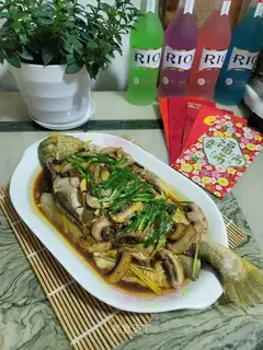 Mushrooms steamed yellowfish