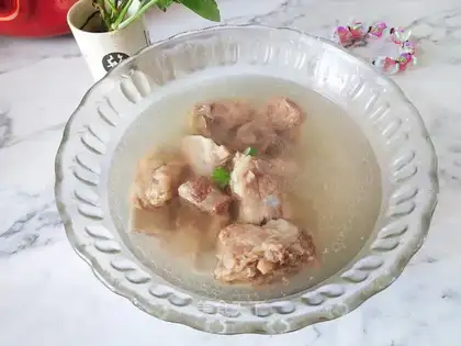 A casserole bone soup