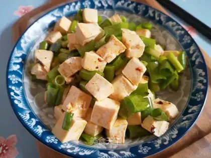 Spicy little onions with tofu