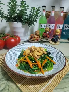 Spinach with cashew nuts