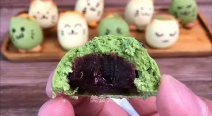 Japanese cat roasts fruit