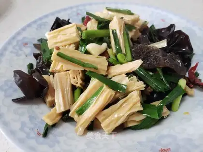 Garlic saplings