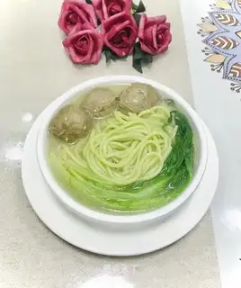 Beefball spinach noodles
