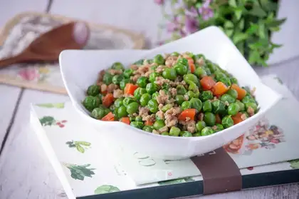 Peas, fried meat