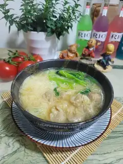 The spinach cloud swallows noodle soup