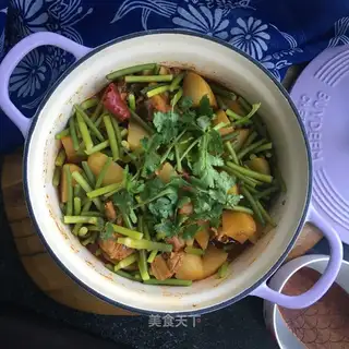 Chicken-legged potato pot