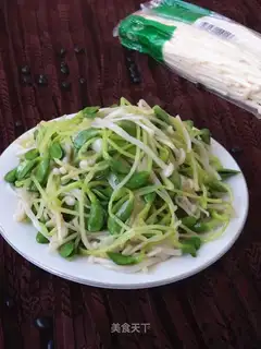 Black bean sprouts with golden needle mushrooms