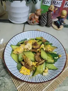 Flaming mushroom eggs and cucumbers