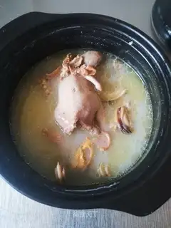 A chicken with an iris