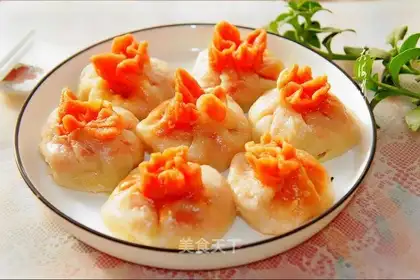 Sour pork, double-coloured buns