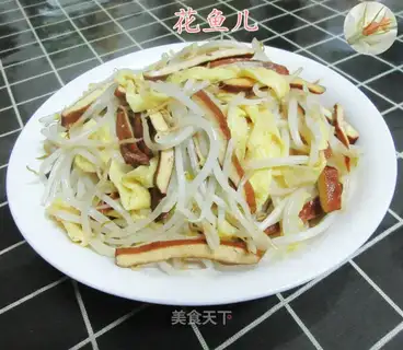 Scrambled eggskin and green bean sprouts