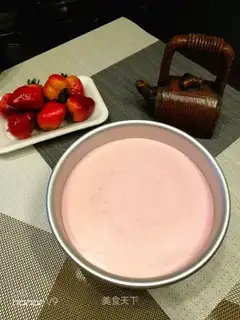 Six inches of strawberry mousse cake
