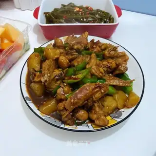 Hot chicken wings, potatoes