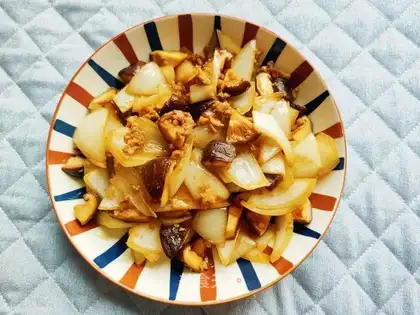 Onion mushroom fried meat