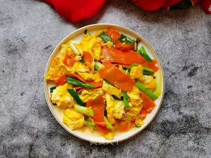 Carrot garlic and fried eggs