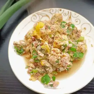 Scrambled onion eggs and shrimp sauce