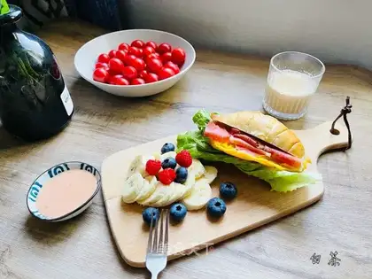 Cowhorned sandwich