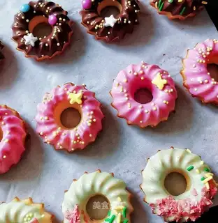 A powdered donut