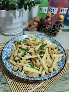 Skinny, white mushrooms