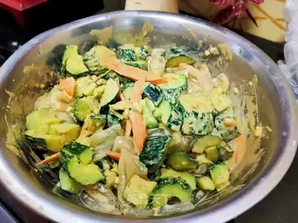 Sesame sauce with cold skin
