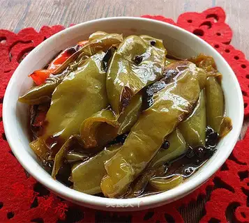 "Hands torn with chili."