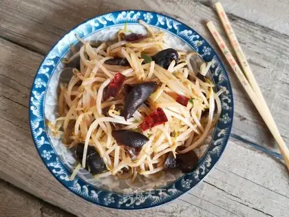 Blackwood, green bean sprouts
