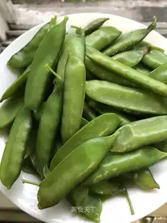 A small bowl of beans