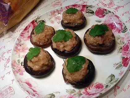 Stuffed mushrooms with shrimp minced