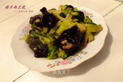 Garlic slices of broccoli