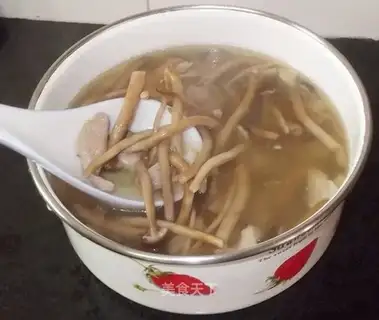 Tea tree mushroom meat slices soup