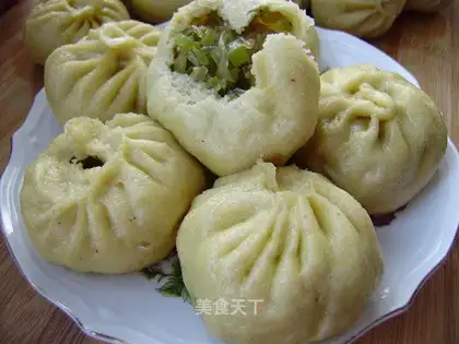 Steamed buns filled with celery powder and vegetables