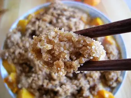 Steamed pork with pumpkin powder
