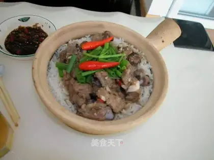 Ribs with rice in clay pot and black bean sauce