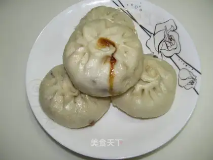 Steamed buns with shallot and pork