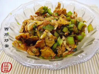 Scrambled eggs with celery