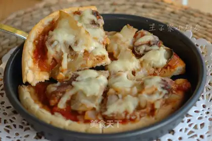 Pizza with shredded pork with pickled mustard