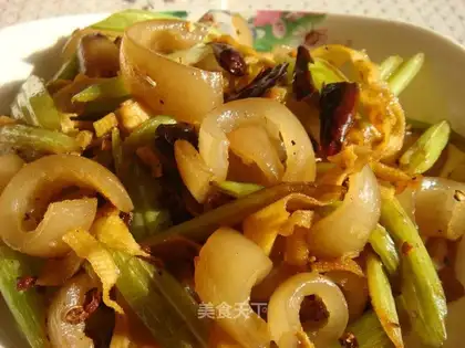 Spicy celery pig skin