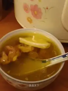 Coconut meat and coconut juice stewed chicken