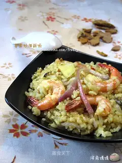 stir-fried seafood rice with turmeric