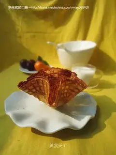 Floral crispy egg cone
