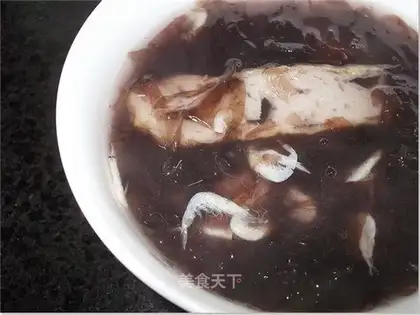 Fish fillet, shrimp skin and seaweed soup