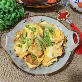 Eggs are fried tofu