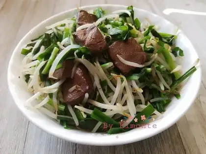 The bean sprouts with duck blood
