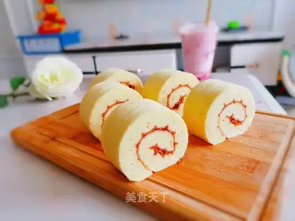 Strawberry jam cake rolls