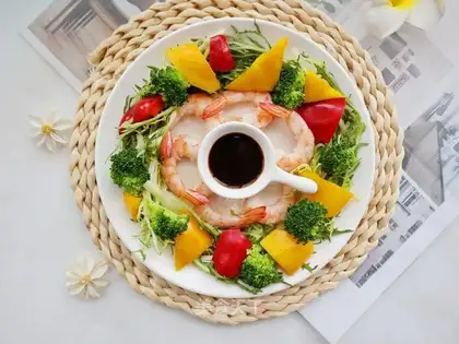 Circumcular shrimp vegetable salad