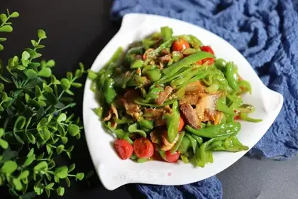 Five flowers with green pepper